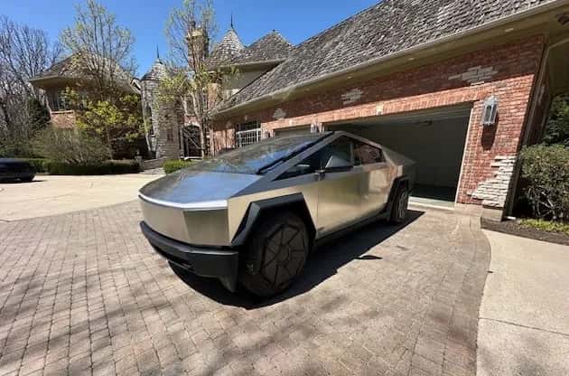 Tesla Cybertruck Cyberbeast Foundation Series w kolorze surowej stali nierdzewnej, widok przód-bok