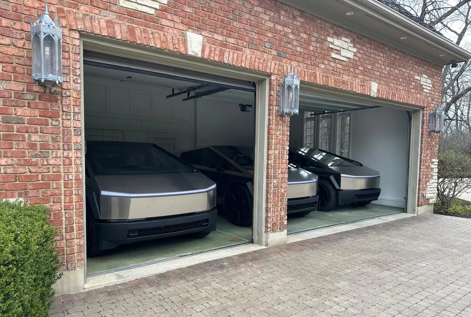 Ba chiếc Tesla Cybertruck bằng thép không gỉ đỗ trong gara