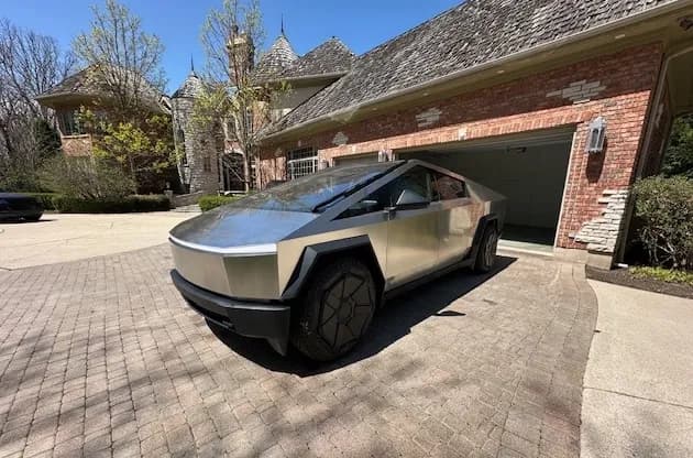 Tesla Cybertruck Cyberbeast Foundation Series w kolorze surowej stali nierdzewnej, widok przód-bok