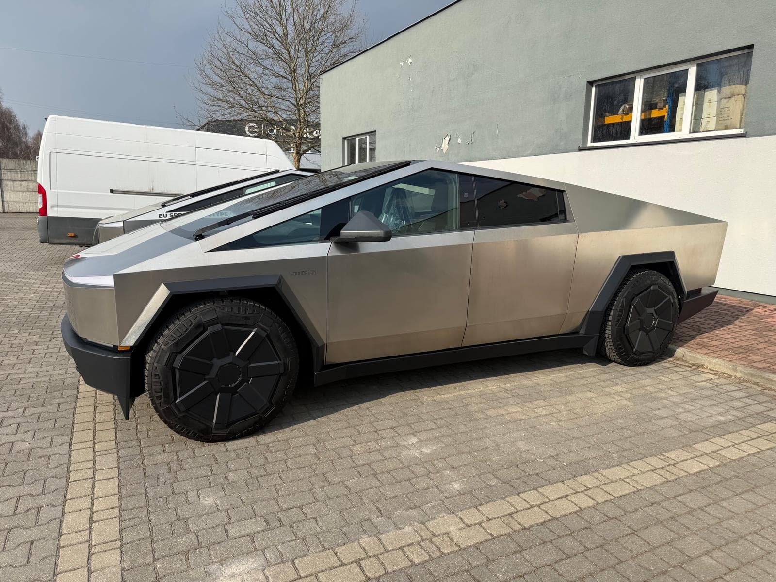 Dwa egzemplarze Tesla Cybertruck w wersji EU Spec Prototype