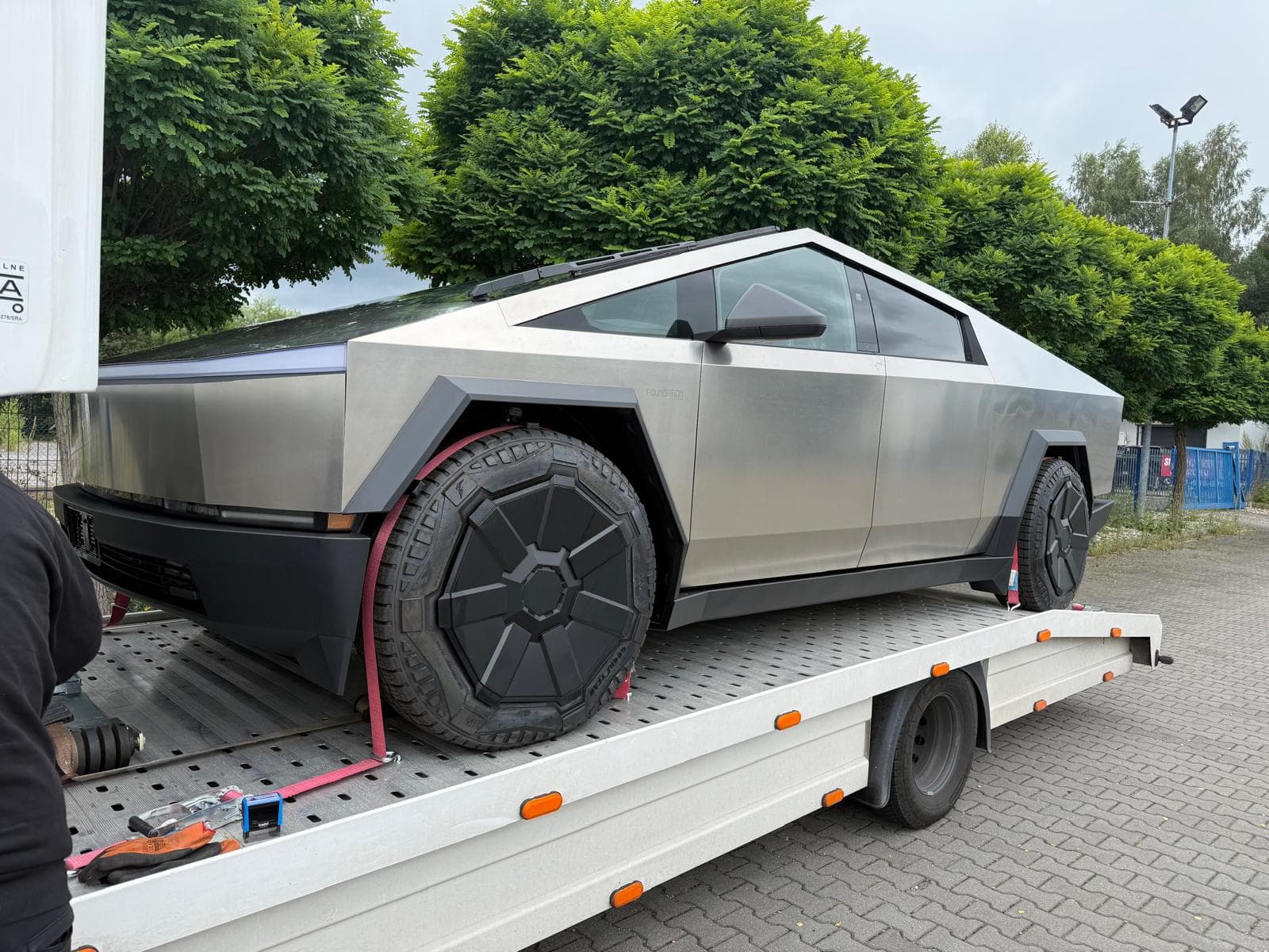 Ekran ustawień Tesla Cybertruck Foundation Series