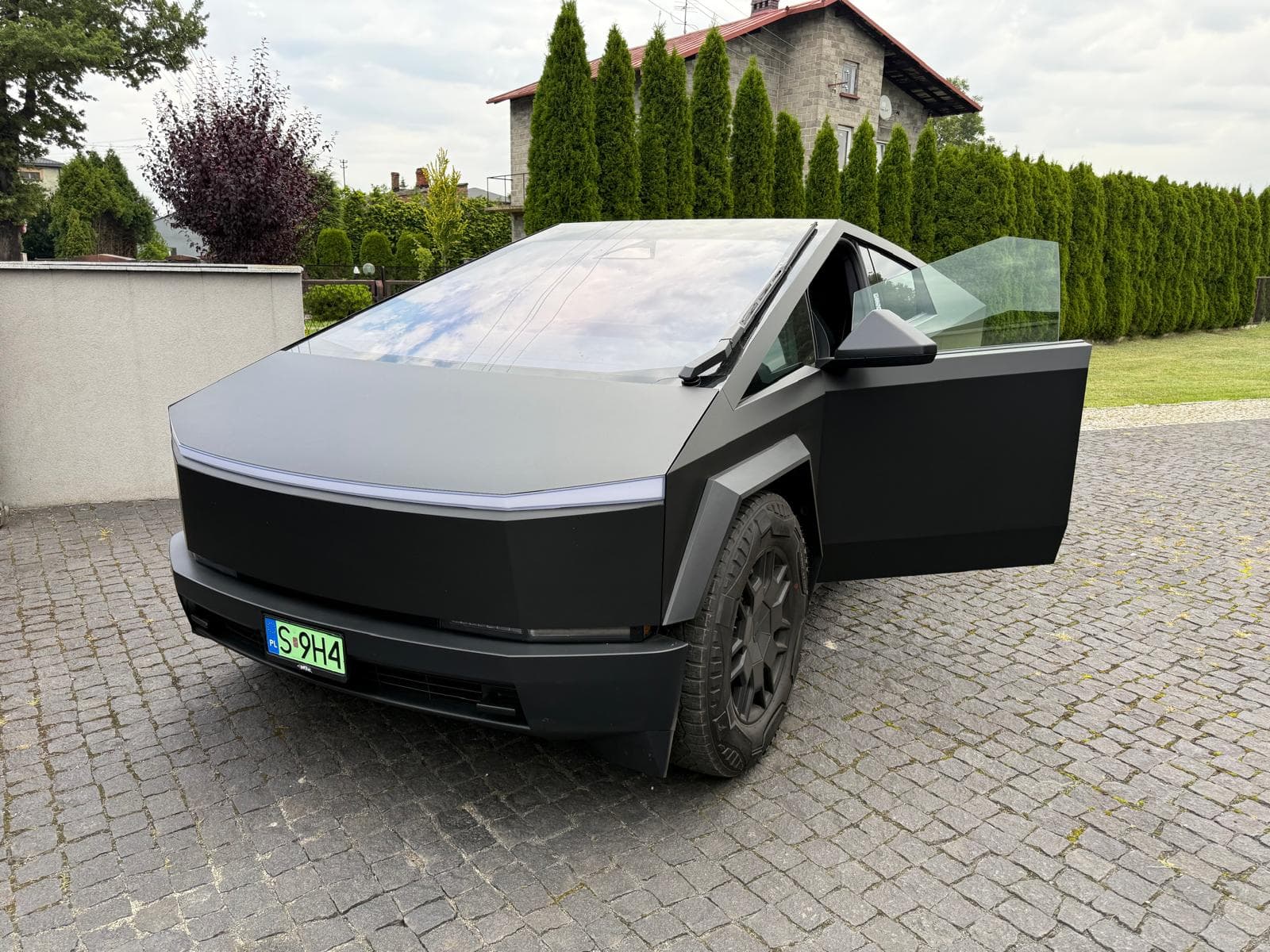 Zbliżenie na naklejkę na nadwoziu Tesla Cybertruck