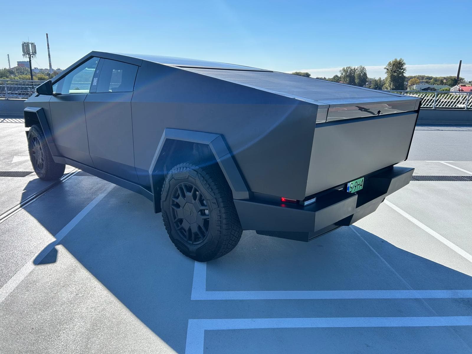 Tesla Cybertruck na dachowym parkingu wielopoziomowym