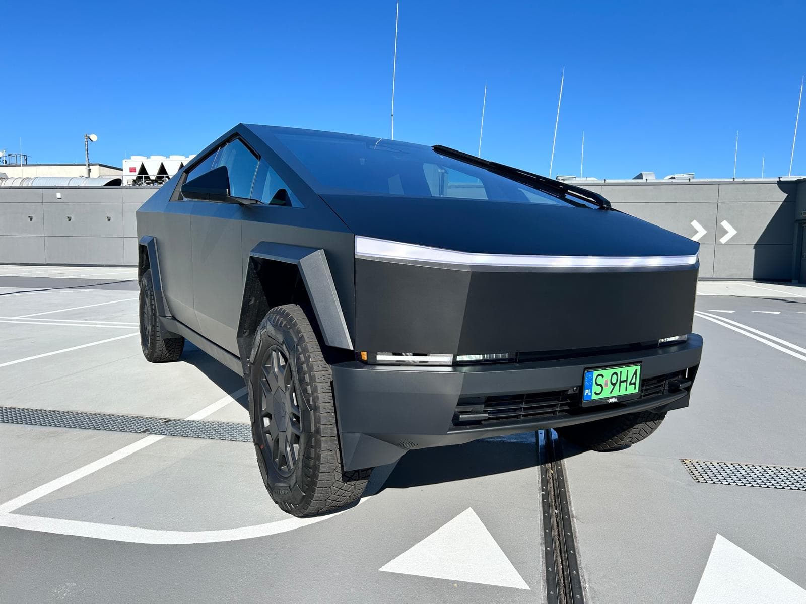 Tesla Cybertruck na dachowym parkingu wielopoziomowym