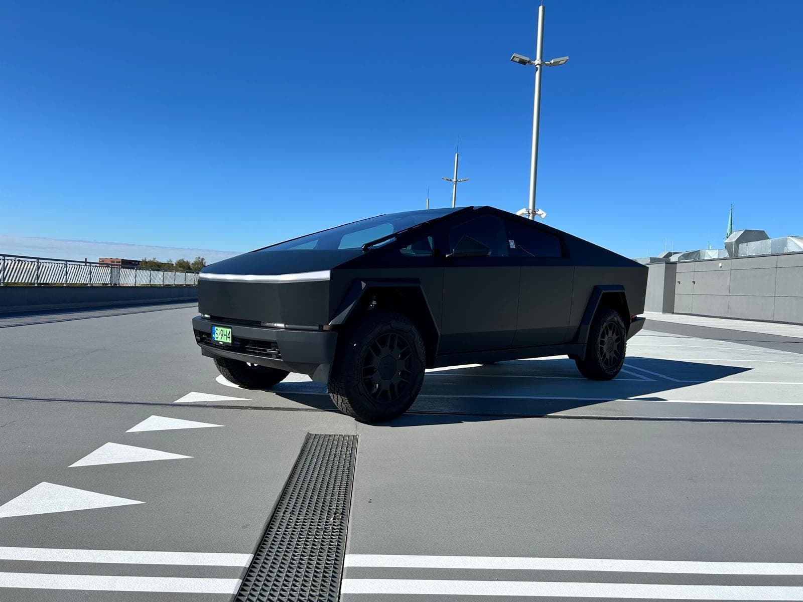 Tesla Cybertruck na dachowym parkingu wielopoziomowym