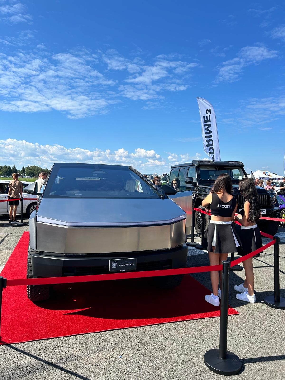 Tesla Cybertruck na pokazie samochodowym, hostessy przy pojeździe
