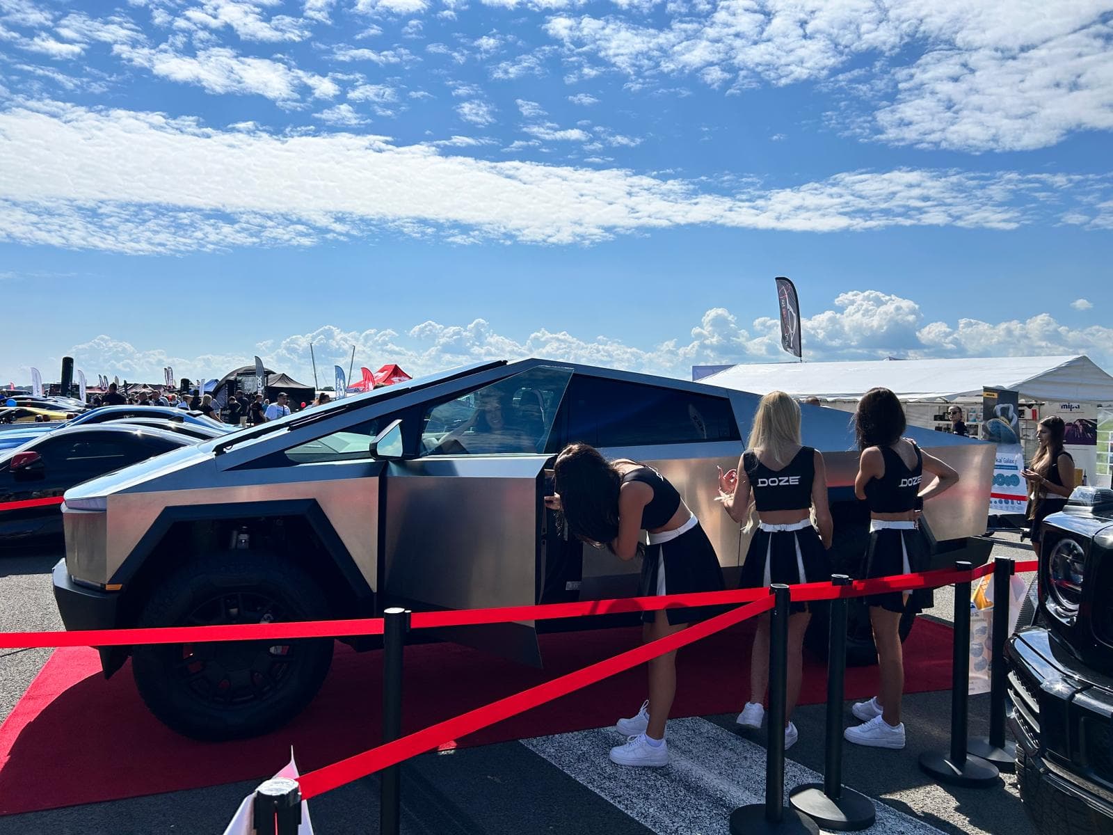 Tesla Cybertruck na pokazie samochodowym, hostessy przy pojeździe