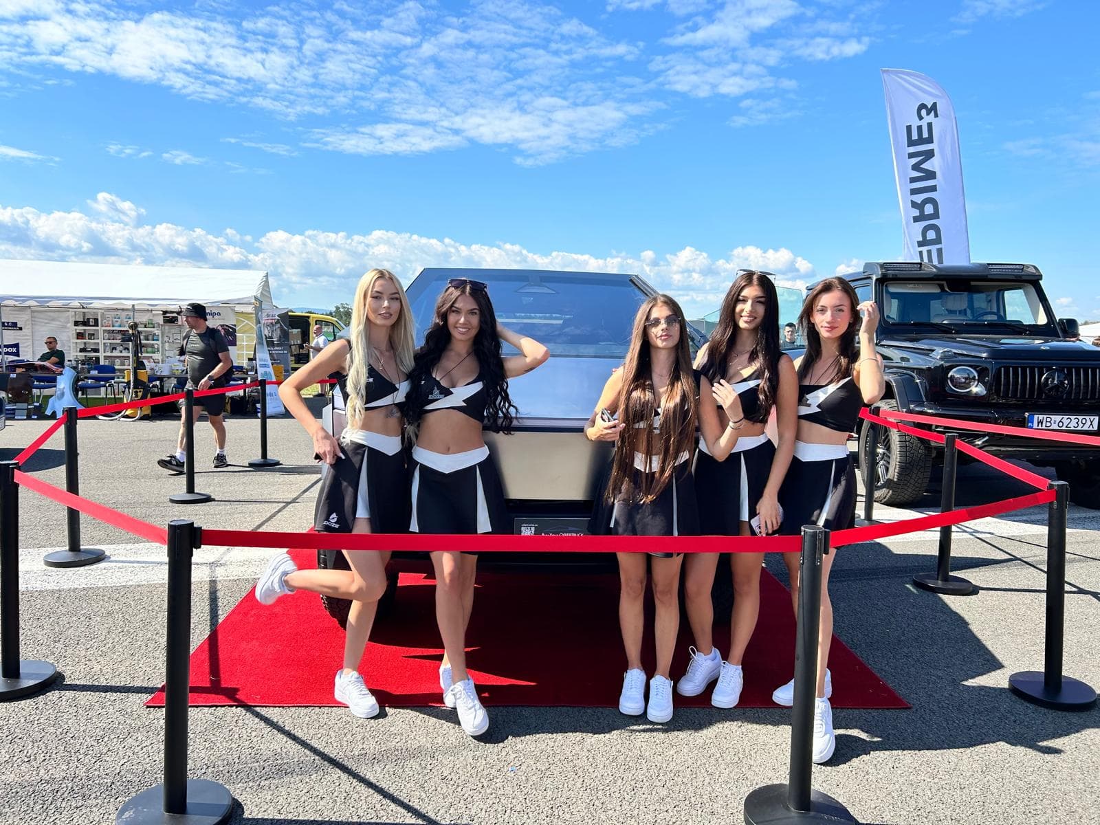 Tesla Cybertruck na pokazie samochodowym, hostessy przy pojeździe