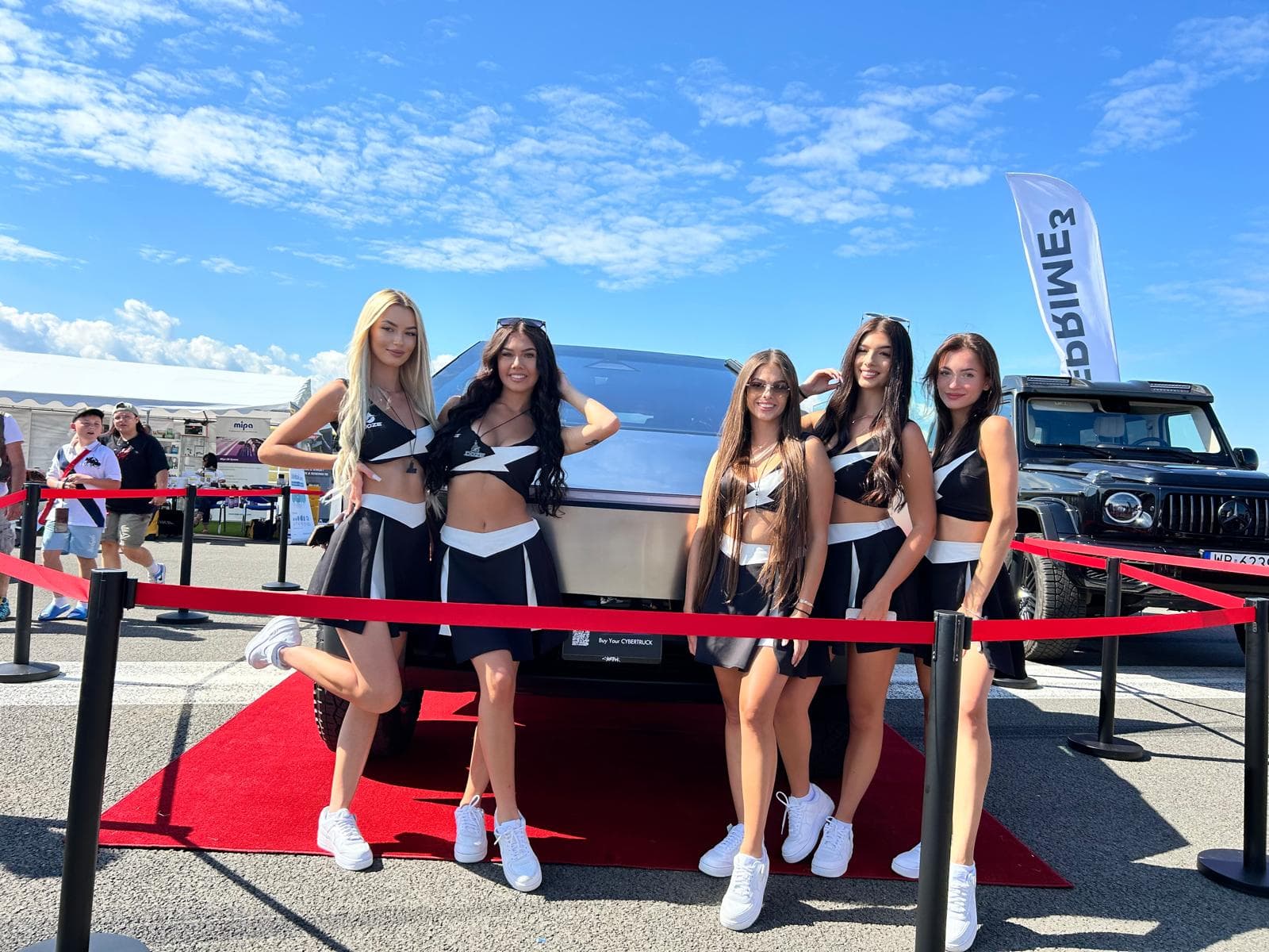 Tesla Cybertruck na pokazie samochodowym, hostessy przy pojeździe