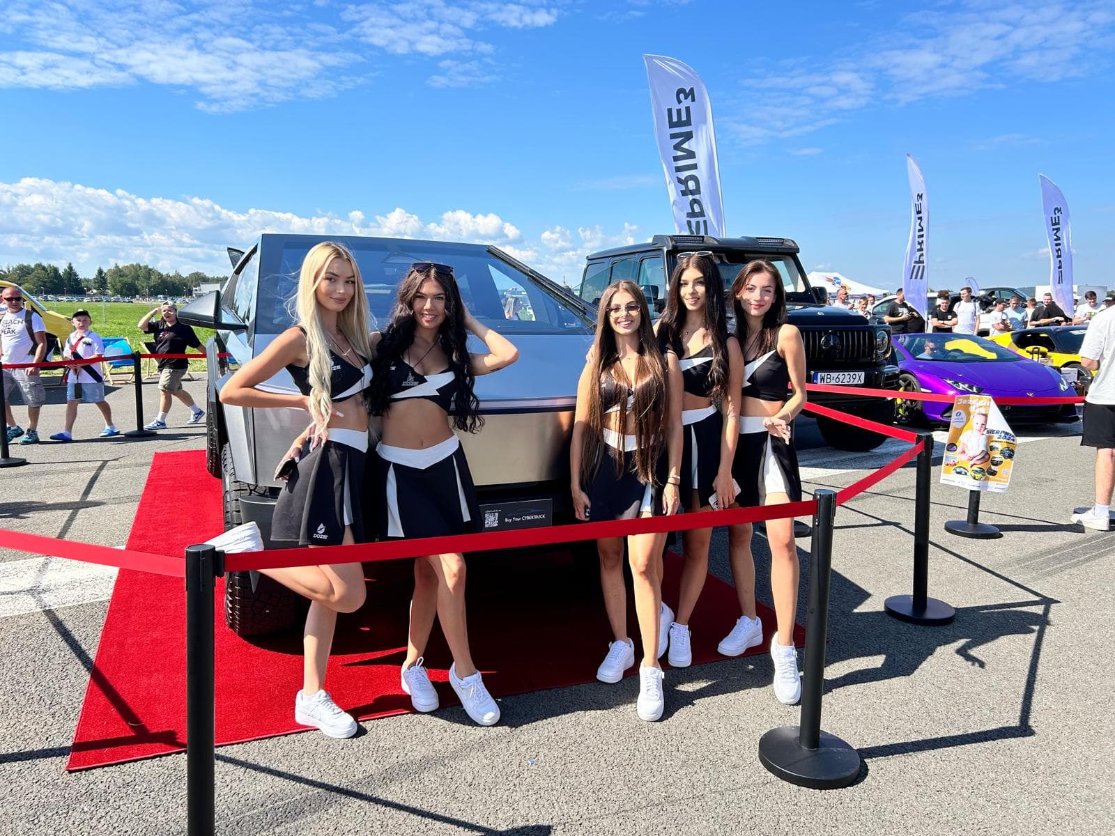 Tesla Cybertruck na pokazie samochodowym, hostessy przy pojeździe