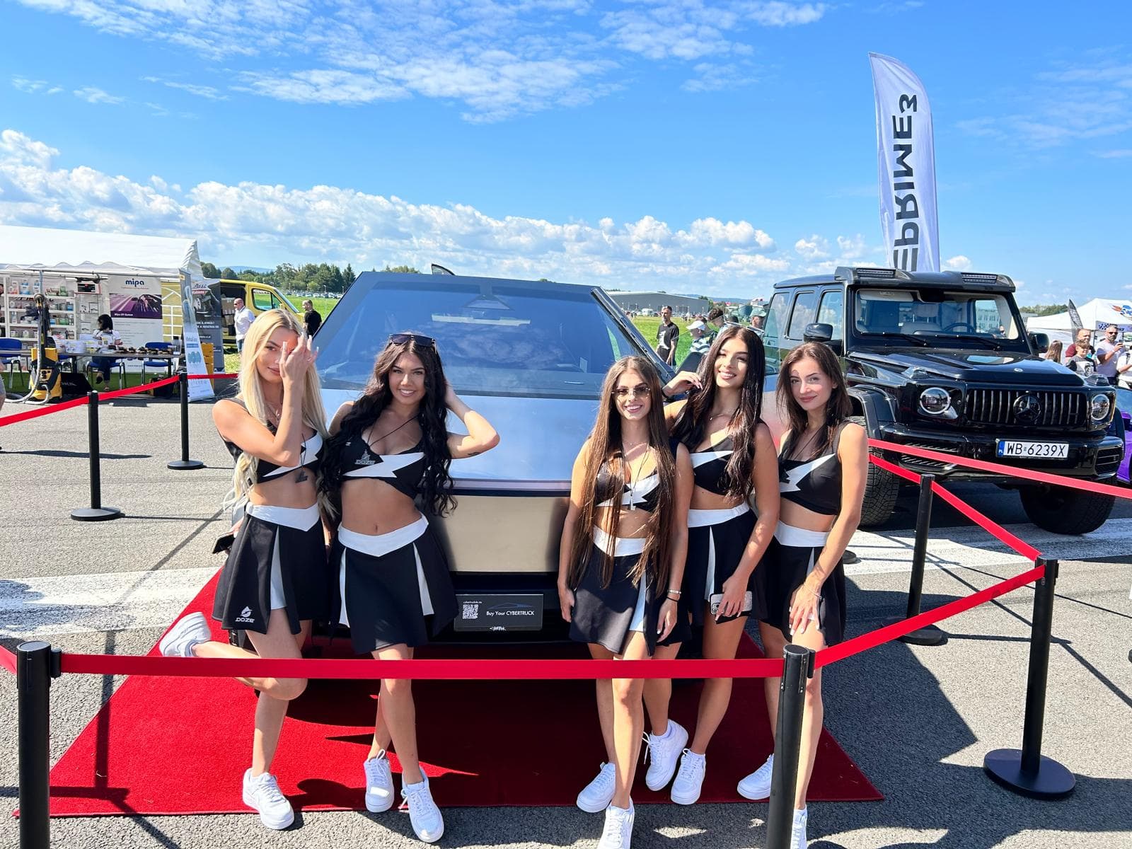 Tesla Cybertruck na pokazie samochodowym, hostessy przy pojeździe