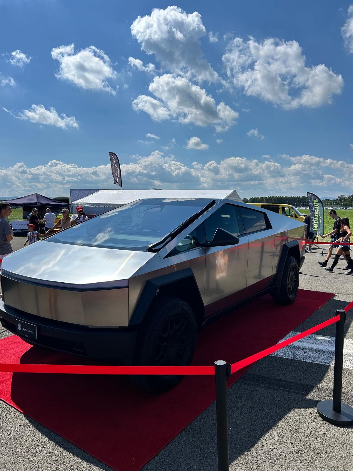 Tesla Cybertruck w wersji chrom na wystawie samochodowej