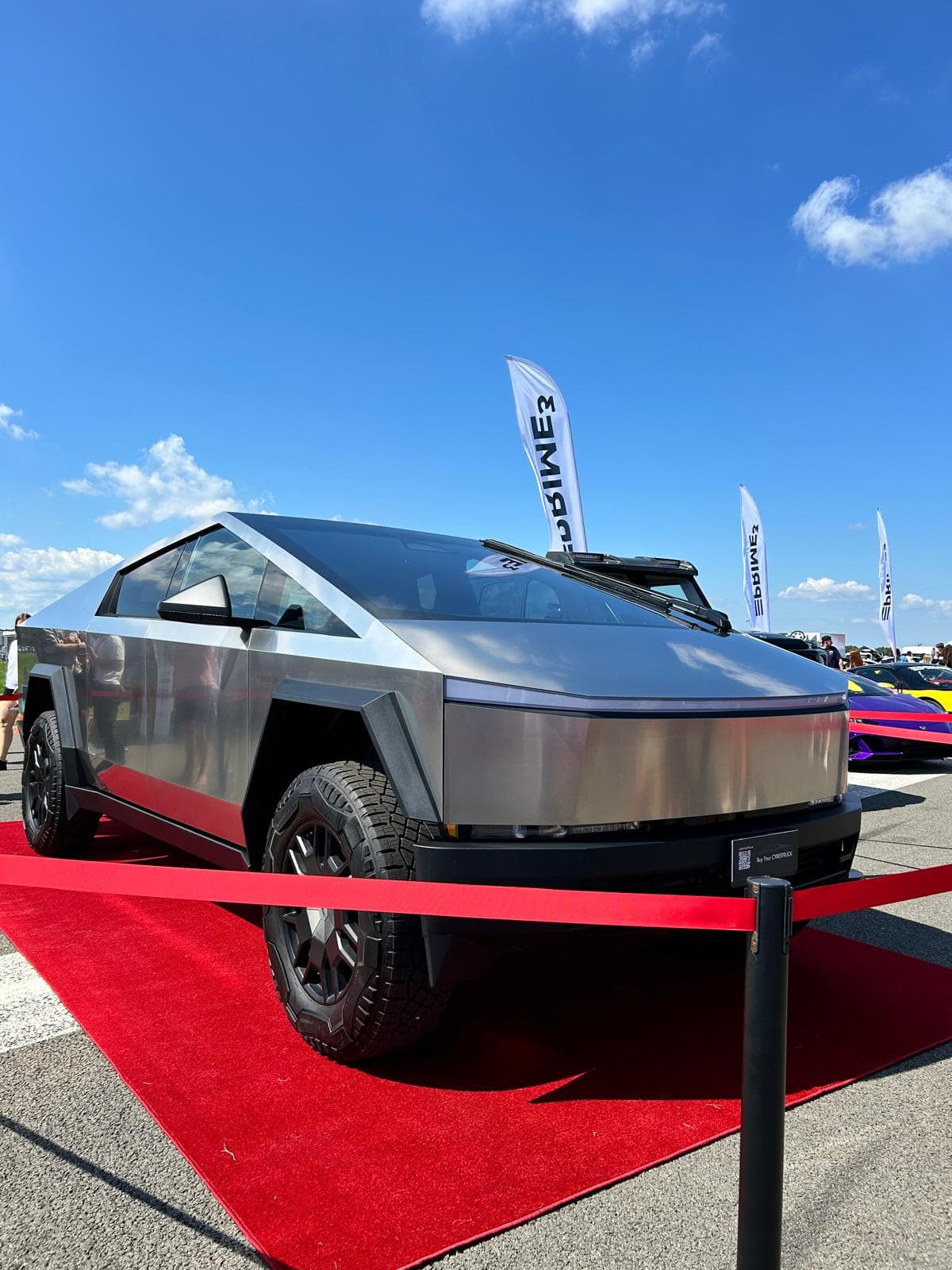 Tesla Cybertruck w wersji chrom na wystawie samochodowej