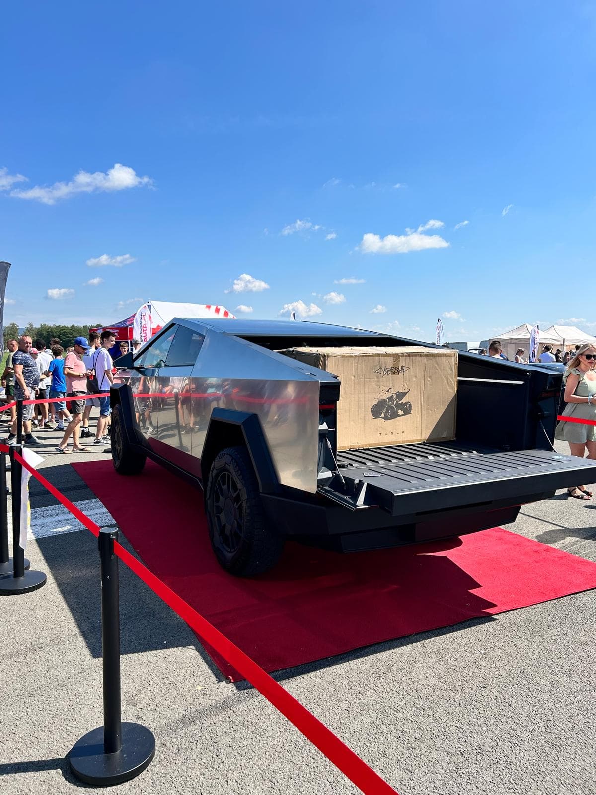 Tesla Cybertruck w wersji chrom na wystawie samochodowej