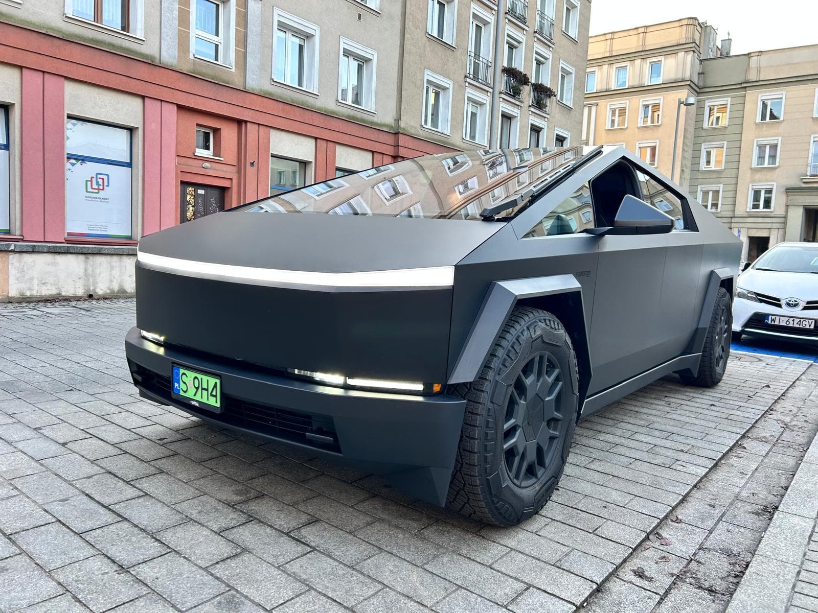 Tesla Cybertruck pod transportowym pokrowcem ochronnym