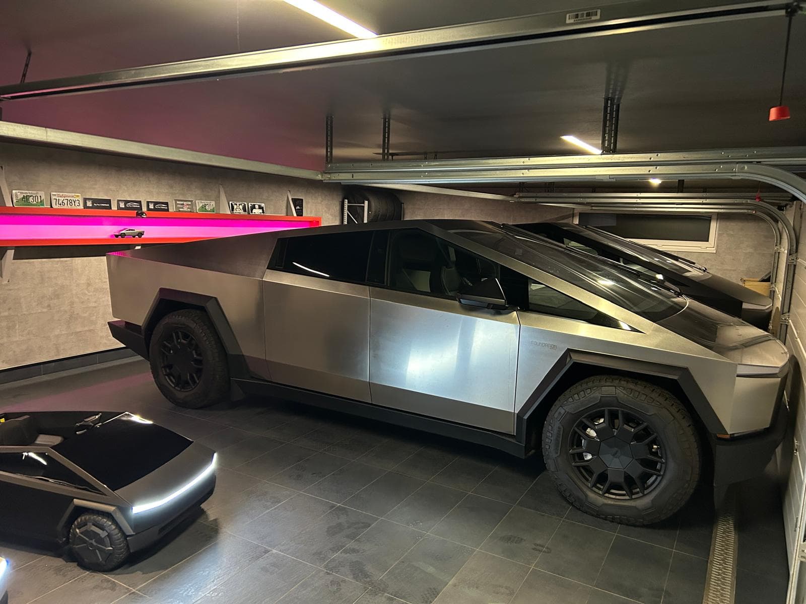 Tesla Cybertruck in un garage privato – verifica delle dimensioni