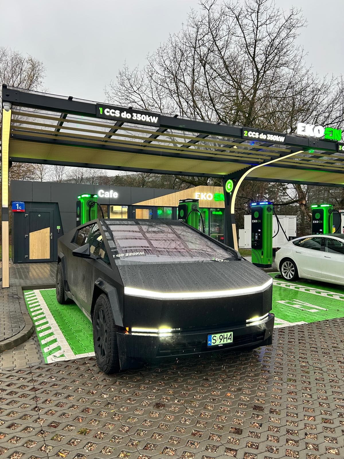 Tesla Cybertruck conectado a una estación de carga en Europa