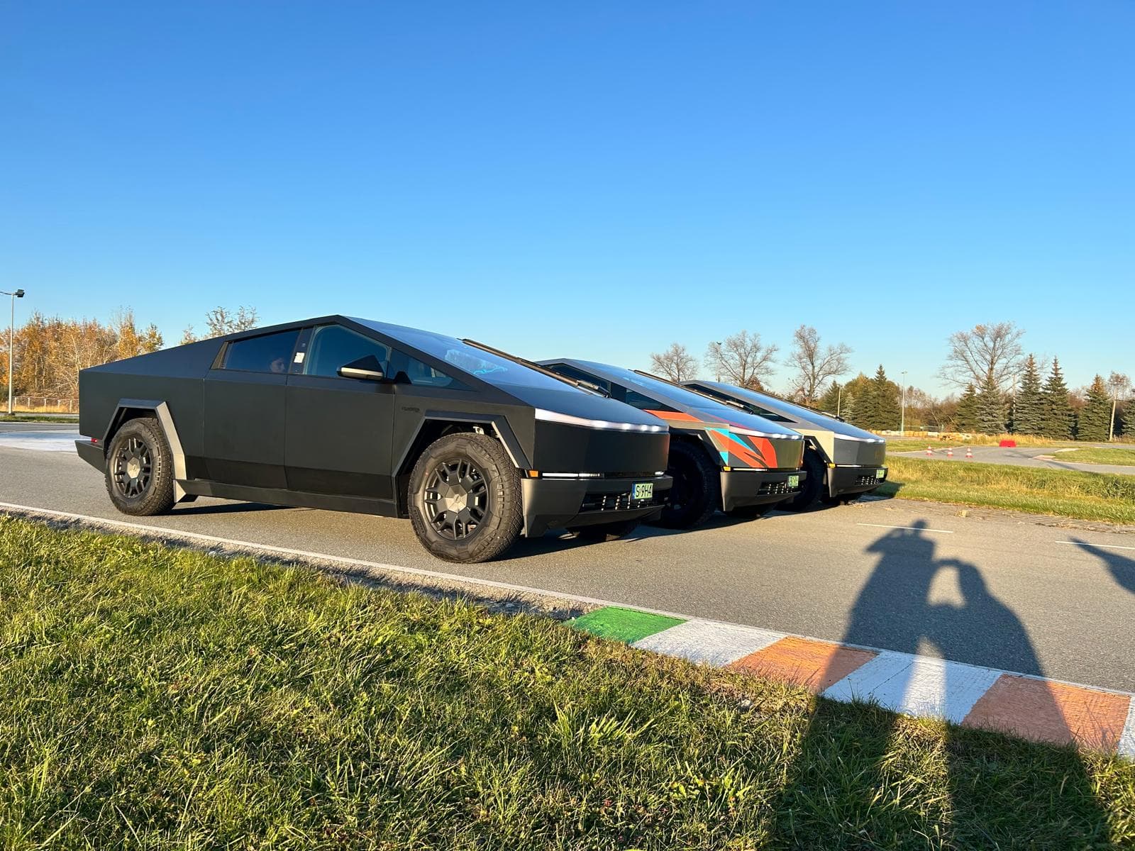 Trois Tesla Cybertruck sur une piste d'essai – test d'autonomie