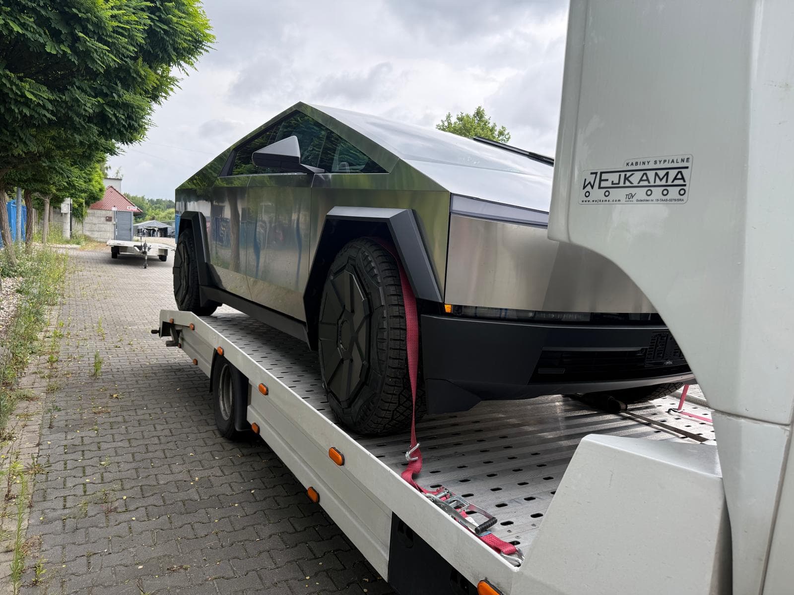 Tył Tesli Cybertruck na lawecie – transport i holowanie